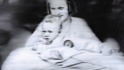 «Tante Marianne», 1965, 100 × 115 cm, Öl auf Leinwand. Der vier Monate alte Gerhard Richter, im Hintergrund seine Tante Marianne, die von den Nazis ermordet wurde.
