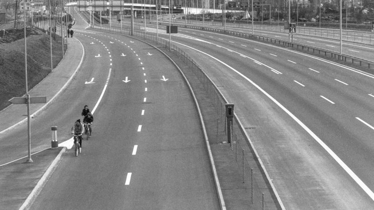 Velofahrer auf der Autobahn: Während der Ölkrise im Jahr 1973 erliess der Bundesrat ein Autofahrverbot für drei Sonntage und eine Kontingentierung des Treibstoffs.