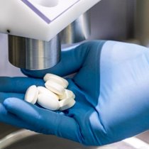 Cosmo ist spezialisiert auf MedTech-KI, Dermatologie, Magen-Darm-Erkrankungen sowie Auftragsentwicklung und -fertigung (CDMO).