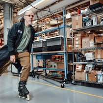 «Es fühlt sich an wie Fliegen»: In den Labors von X bewegt sich Astro Teller am liebsten auf Rollerblades.