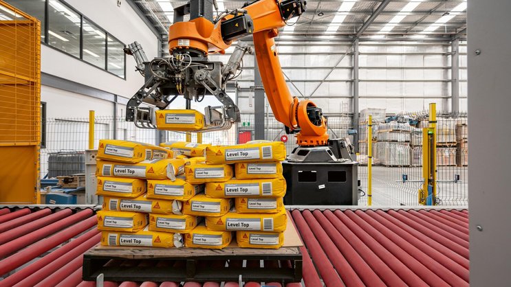 Ein Verpackungsroboter von Sika bei der Arbeit.