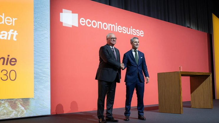 Nach zwei Amtsperioden übergab Christoph Mäder (l.) am «Tag der Wirtschaft» in Luzern das Economiesuisse-Präsidium an KMU-Unternehmer Silvan Wildhaber.