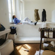 ZEITREISENDER Giangiacomo Rossetti im Haus und Fotostudio seines Grossvaters in Mailand, aufgenommen von seinem Bruder Michele Rossetti.