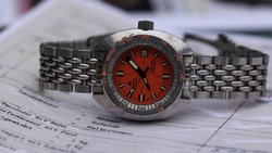 Während rund zehn Jahren erhielten Schweizer Soldaten für den Einsatz unter Wasser eine auf dem Gehäuseboden entsprechend gekennzeichnete SUB 300T Professional von Doxa – die Uhren wurden sichtlich nicht geschont.