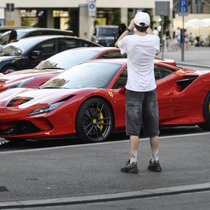 Das Durchschnittsvermögen von Schweizerinnen und Schweizern wächst. Ein Carspotter fotografiert teure Ferraris in Zürich.