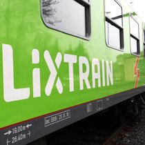 Der Fernbusriese Flixbus fährt nun auch auf Schienen.