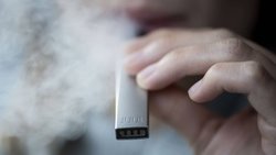 Umstrittenes Dampfen: Nach zahlreichen Erkrankungen und sogar Todesfällen gilt der Konsum von E-Zigaretten als Gesundheitsrisiko.