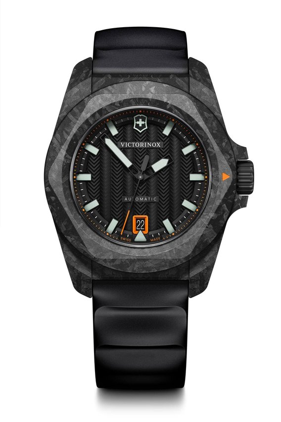 Gehäuse: 41 mm, Edelstahl oder Carbon Werk: Sellita SW 200-1 Preis: 995 bis 1295 Fr.