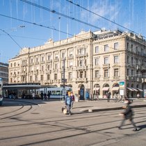 Nach dem Verkauf der meisten selbst gehaltenen Immobilien sind nur noch wenige Gebäude im Besitz der Bank. Ein Verkauf des Hauptsitzes am Paradeplatz (Bild) gilt als Tabu.