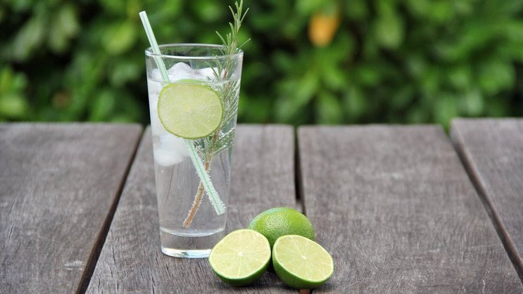 Gin Tonics werden traditionell in hohen Gläsern, so genannten «Highballs», serviert.