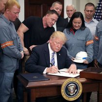 Donald Trump: Der US-Präsident verkündete seinen Beschluss im Oval Office in Anwesenheit von Stahl- und Aluminiumarbeitern.