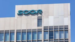 Das Logo des französischen Rückversicherers Scor an einem Gebäude in Zürich.