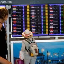 Touristen am Flughafen (Archiv): Die Lufträume in der Golfregion sind grösstenteils gesperrt – Tausende Passagiere sitzen fest.