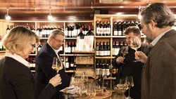 An der Blindverkostung im Weinkeller des Restaurants Carlton in Zürich (v.l.): Ursula Beutler von der Kellerei GVS, Philipp Schwander von Selection Schwander, BILANZ-Redaktor Marc Kowalsky und Nikolas von Haugwitz, CEO von Mövenpick Wein.