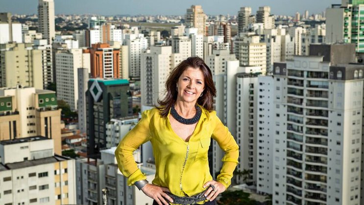 Moema Wertheimer vor der Skyline der Millionenstadt Sao Paulo. Fernando Cavalcanti