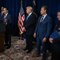 US-Aussenminister Marco Rubio spricht an der Pressekonferenz von Donald Trump (2.v.l.) unmittelbar nach der Militäraktion in Venezuela.