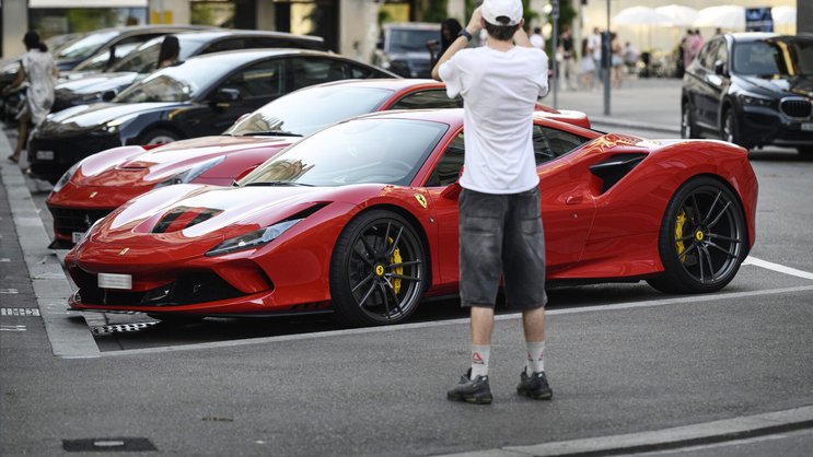 Das Durchschnittsvermögen von Schweizerinnen und Schweizern wächst. Ein Carspotter fotografiert teure Ferraris in Zürich.