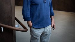 Schwer zufrieden: Samih Sawiris, Präsident und Mehrheitsaktionär von Orascom, im Treppenhaus seiner eben eingeweihten Konzerthalle.