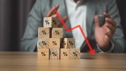 Die Renten werden künftig tiefer ausfallen, darum müssen Pensionskassen da sparen, wo kein Mehrwert geschaffen wird.