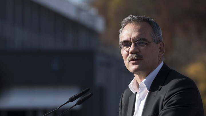 Jean-Francois Steiert, directeur de l'amenagement, de l'environnement et des constructions du canton de Fribourg, fais un discours lors de l'inauguration du pont routier du Tiguelet, qui relie Belfaux a la zone industrielle de Givisiez, ce lundi, 12 novembre 2018 a Givisiez. (KEYSTONE/Adrien Perritaz)
