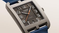 Henri d'Origny entwarf die Cape Cod 1991 als «Quadrat im Rechteck». Hermès hat das Design angepasst, jetzt stehen vier Farben zur Auswahl: Quietschgelb, Hermès-Orange, Dunkelblau und Schwarz.