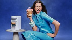In der neuen Kampagne mit Dua Lipa will Nespresso gezielt jüngere Konsumentinnen und Konsumenten weltweit erreichen. Eiskaffee, neue Aromen und Vitaminkaffee sind globale Trends.