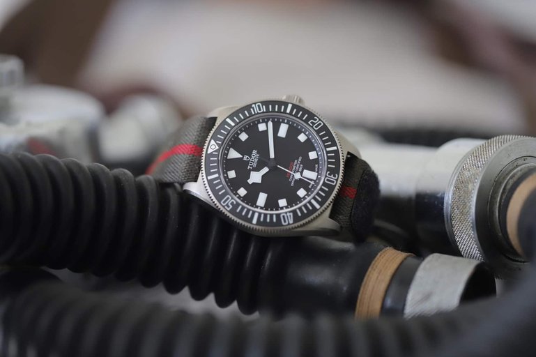 Die Schwestermarke von Rolex hat 2012 mit den Taucheruhrenfamilien Black Bay und Pelagos den Grundstein für ein beispielloses Comeback gelegt, die Pelagos FXD wurde mit Blick auf die militärischen Modelle der Genfer Uhrenmarke 2021 eingeführt.