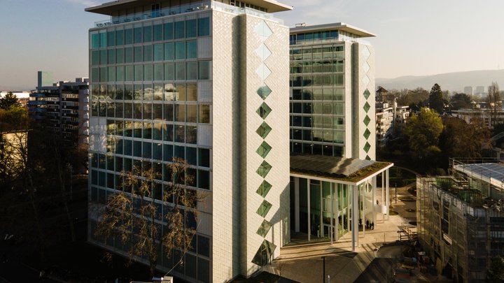 Helvetia Campus, Basel: Erst 2023 wurde neben dem einstigen Patria-Hochhaus in Basel ein Zwillingsturm eröffnet und das Areal zum Helvetia Campus erweitert – zusammen mit mehreren Bürogebäuden auf dem Areal. Offiziell bestätigt ist, dass die Helvetia mehrere Bauten verlassen oder nach Sanierungen nicht mehr selber in Betrieb nehmen wird. Kolportiert wird, dass selbst die Türme zur Disposition stehen und der gesamte Helvetia Campus aufgegeben werden soll. Offiziell ist das «noch n...