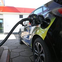 Auto wird an einer Tankstelle mit Kraftstoff befüllt.