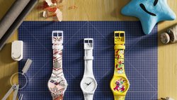 Werke von eins­tigen Artists in Residence im Swatch-Künstlerhotel werden 2026 erstmals in eine Swatch übersetzt.