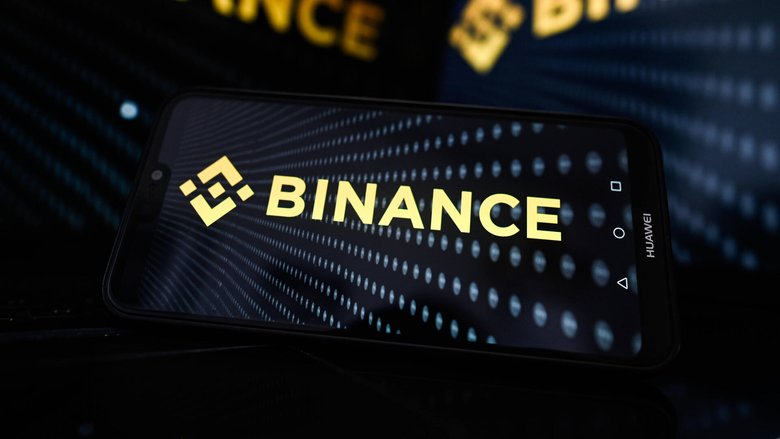 Tech illustrations in Poland - 13 Sept 2023 In this photo illustration a Binance logo is displayed on a smartphone and in the background. Poland NOxUSExINxGERMANY PUBLICATIONxINxALGxARGxAUTxBRNxBRAxCANxCHIxCHNxCOLxECUxEGYxGRExINDxIRIxIRQxISRxJORxKUWxLIBxLBAxMLTxMEXxMARxOMAxPERxQATxKSAxSUIxSYRxTUNxTURxUAExUKxVENxYEMxONLY Copyright: xSOPAxImagesx Editorial use only sipausa_48323444