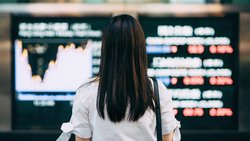 Den Kurs im Blick: Für Arbeitnehmende wäre es lukrativer, aus der Pensionskasse aussteigen zu können und die Finanzen selbst in die Hand zu nehmen.