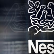 Schriftzug und Logo von Nestlé.