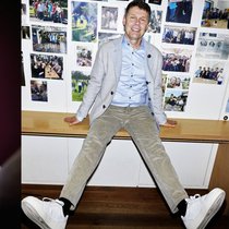 Carsten Koerl lässt sich vom dümpelnden Aktienkurs nicht entmutigen, sondern spannt die Muskeln umso mehr.