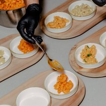 Köche von Conagra bereiten Schalen mit Mac and Cheese zur Verkostung zu. 