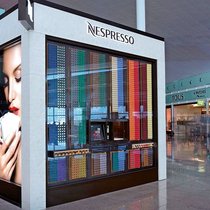 Verkaufsautomat statt Boutique: «Nespresso Cube» am Flughafen Barcelona.