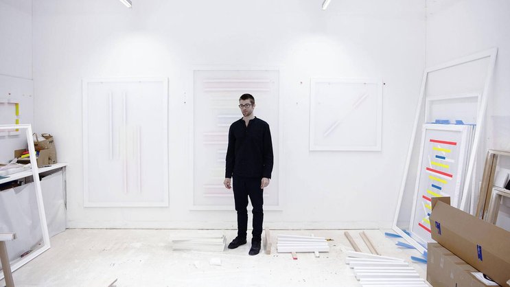 Patric Sandri erschafft einzigartige Kunstwerke, die Licht und Farbe neu interpretieren.