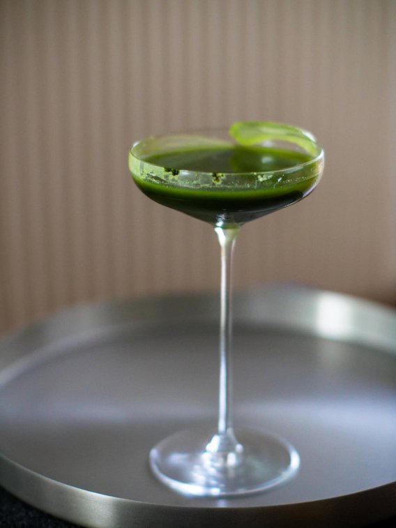 Rezept: 5 cl Montelobos Espolon, 2 cl Limettensaft, 1,5 cl Agavensirup, 1 cl Grand Marnier, 0,5 TL Matchapulver. Auf Eis shaken, doppelt abseihen.