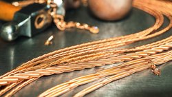 Kordeln aus Gold: Der Halsschmuck der Goldschmiede Wellendorff fühlt sich an, als wäre er aus Seide.
