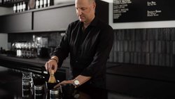 Gerührt, nicht geschüttelt: Markus Zbinden, Co-Gründer von Avantcha, bei der Zubereitung von Matcha-Tee.