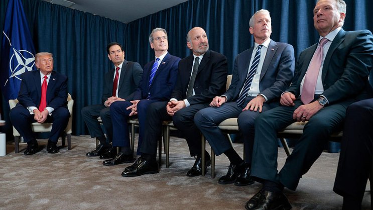 Schwarze Schuhe und blaue Anzüge waren in Davos für Präsident Trump und die Spitzenvertreter seiner Regierung an der Tagesordnung.