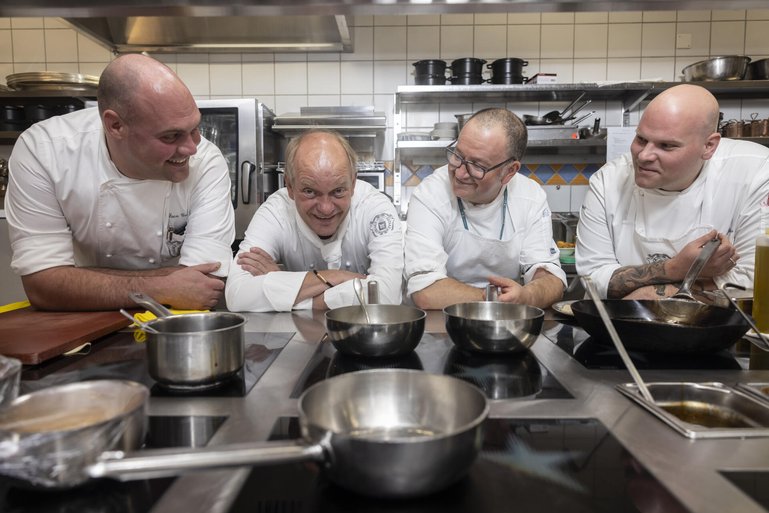 Kein Haar in der Suppe:&nbsp; Faeh mit seinem Nachfolger Luca Gatti (l.), und den Souchefs Giuseppe Angellucci und Michael Althaus (v. l.). Er nennt sie «meine Buben».