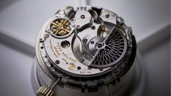 Feine Mechanik: Das Kaliber einer Fortissimo und darunter die Klangfeder – eine Woche Arbeit vom Rohling bis zum klingenden Stück.
