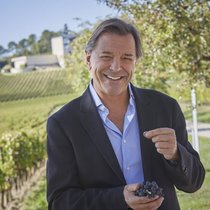 Lifestyle-Unternehmer Silvio Denz ist der Schlossherr der zauberhaften Chartreuse, in einem seiner Weinberge in den Hügeln des Bordeaux.