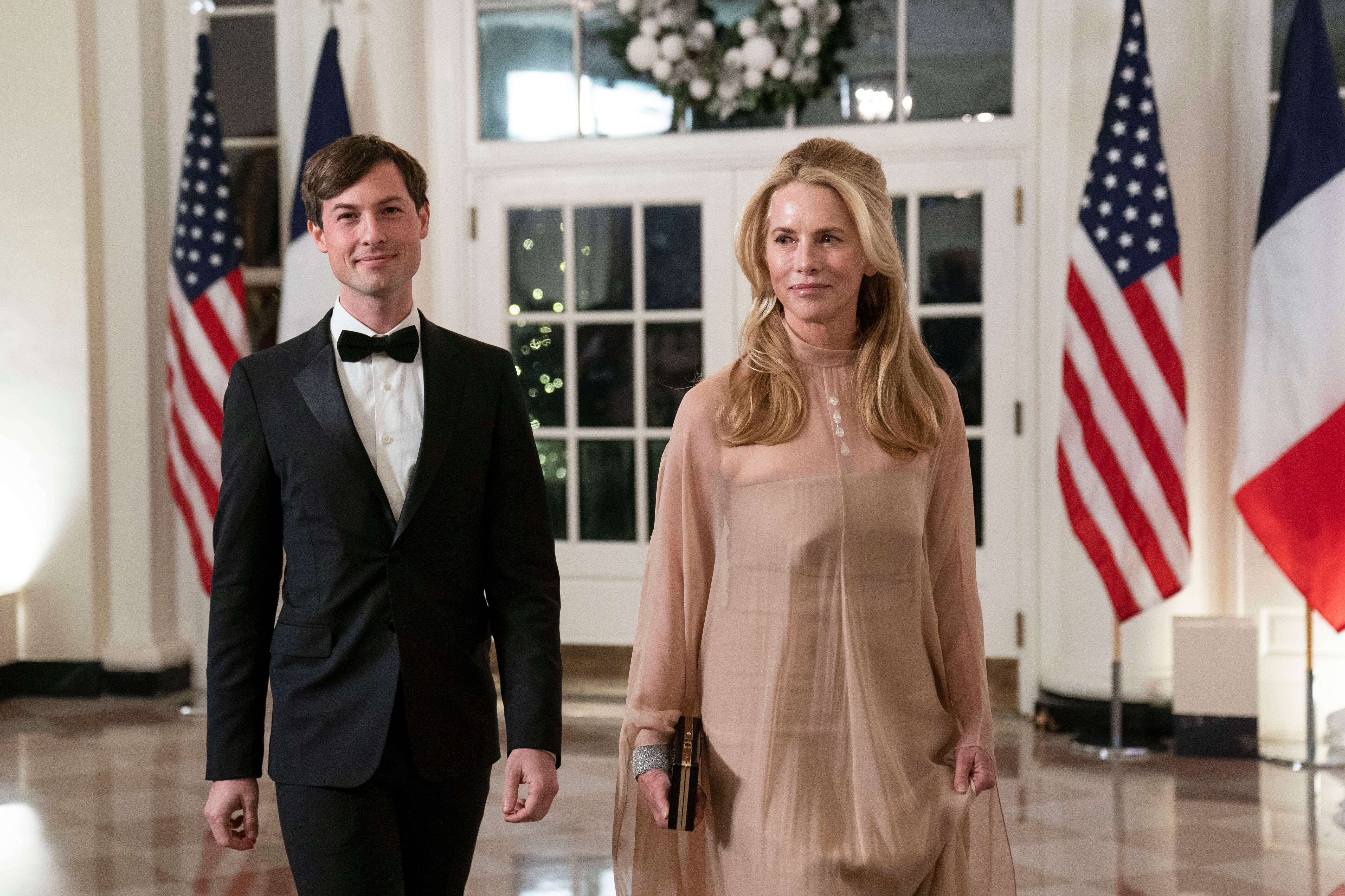 Laurene Powell Jobs, Witwe von Steve Jobs, und Reed Jobs, der einzige Sohn des Apple-Gründers of Steve Jobs, arrive to attend a State Dinner in honor of President Emmanuel Macron and Brigitte Macron of France hosted by United States President Joe Biden and first lady Dr. Jill Biden at the White House in Washington, DC on Thursday, December 1, 2022 Washington USA