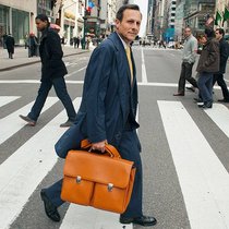 Mit prall gefüllter Tasche in New York unterwegs: Ex-Novartis-Chef Daniel Vasella.