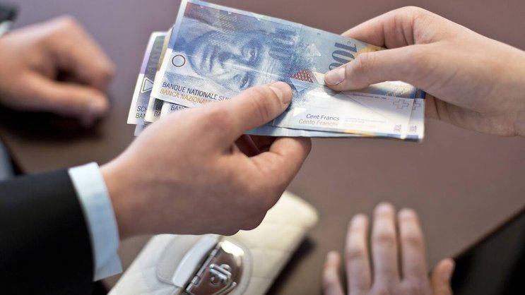 Extra-Zahlung: Die UBS weitet die Gebühren auf Barbestände reicher Kunden aus.