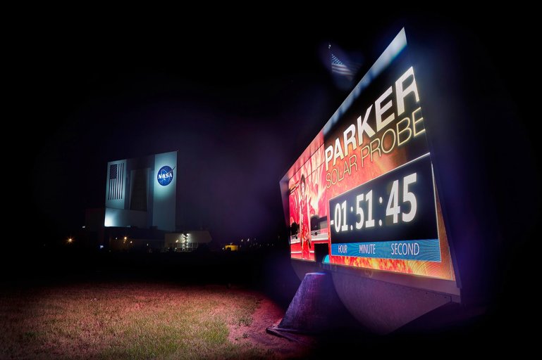 Sonnenmission. Nun werden die letzten Stunden auf der grossen Countdown-Uhr im Kennedy Space Center angezeigt