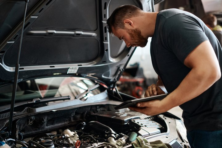 Hintergrund ist vor allem die Schadeninflation. Heutige Autos sind voll mit Hightech-Teilen.