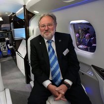 Oscar Schwenk: Der Pilatus-CEO posiert zufrieden in einem PC-24.   Keystone